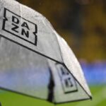 Ombrello in campo con logo DAZN