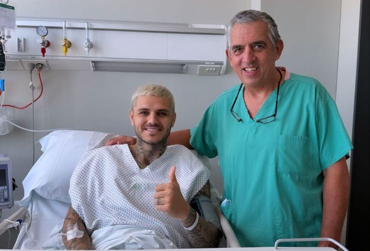 Icardi in clinica con il medico che lo ha operato