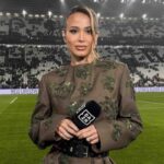 Diletta Leotta in campo durante una diretta DAZN