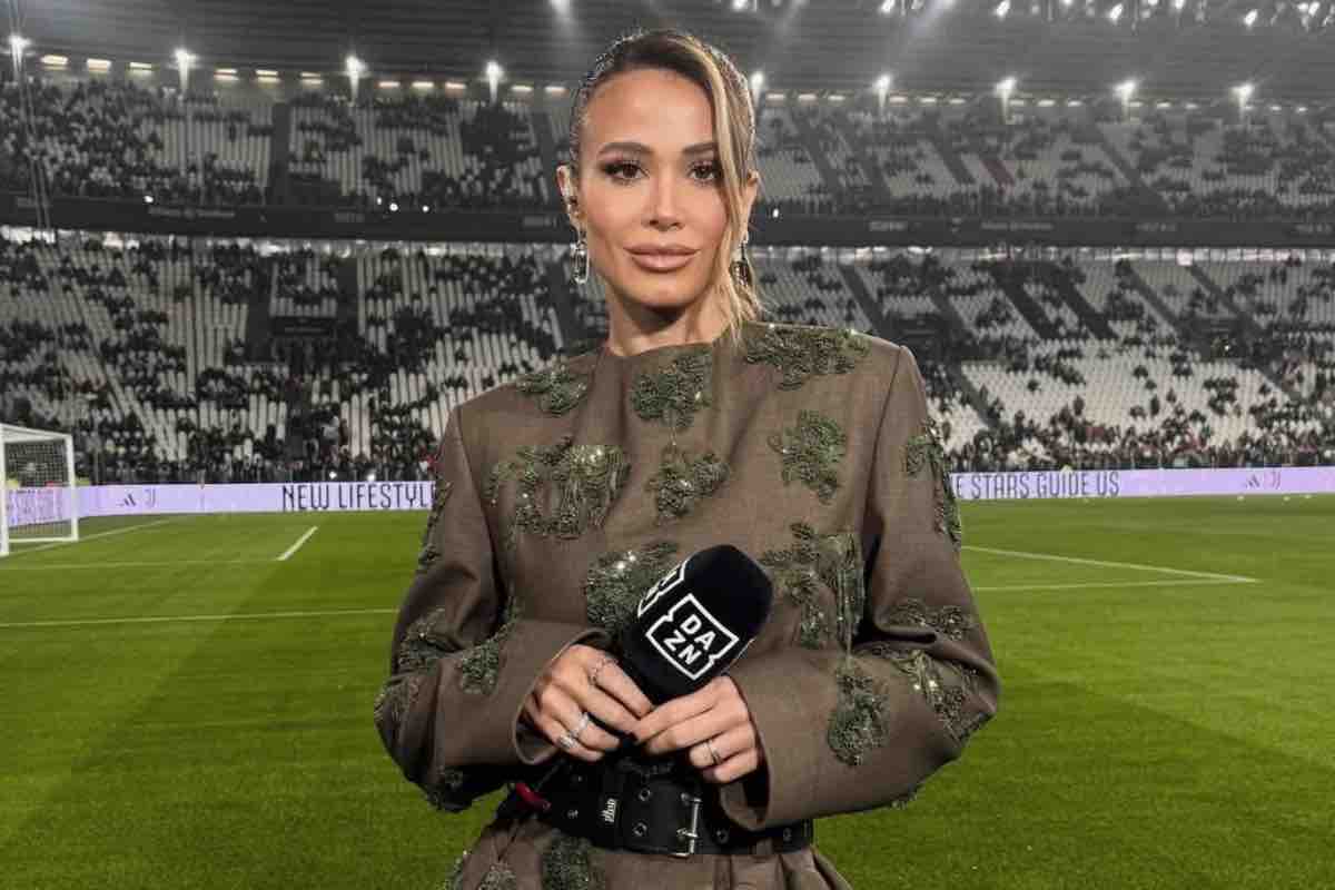 Diletta Leotta in campo durante una diretta DAZN