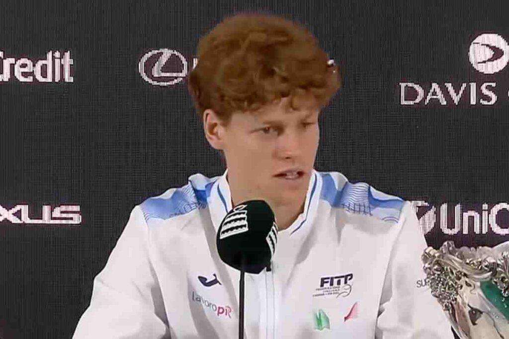 Jannik Sinner durante la conferenza dopo la vittoria della Davis