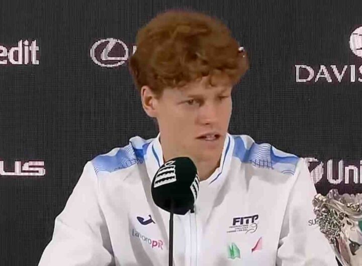 Jannik Sinner durante la conferenza dopo la vittoria della Davis