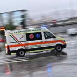 Un'ambulanza corre in strada