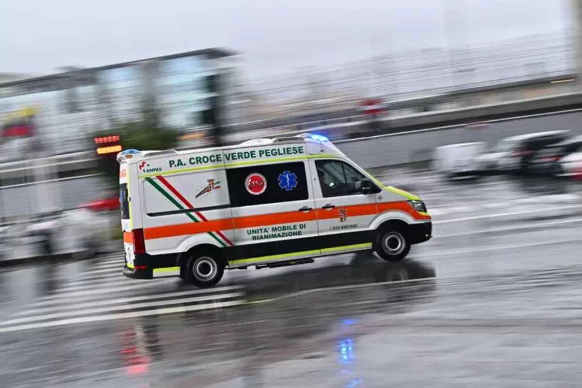 Un'ambulanza corre in strada