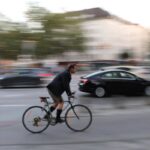 uomo in bici