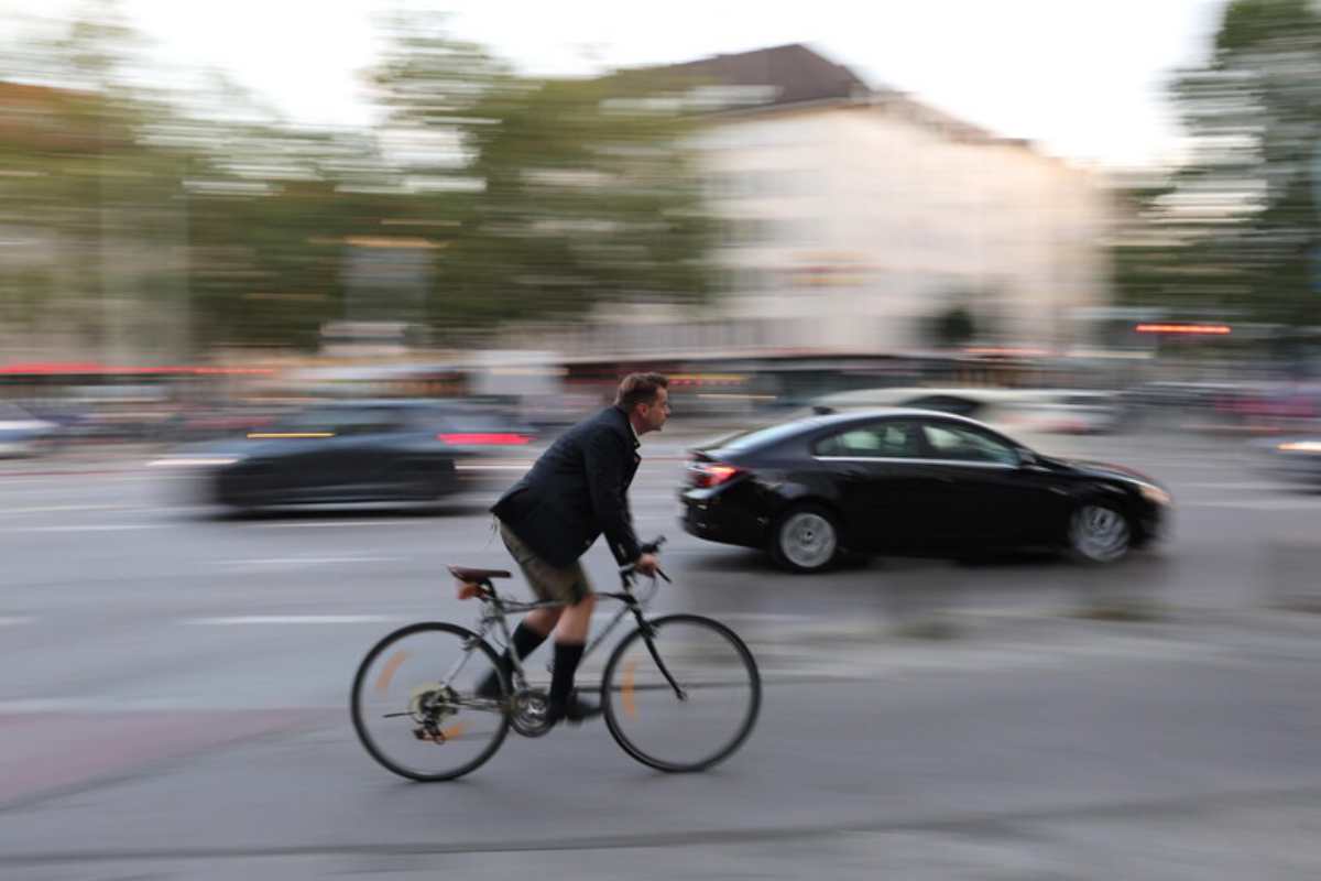 uomo in bici