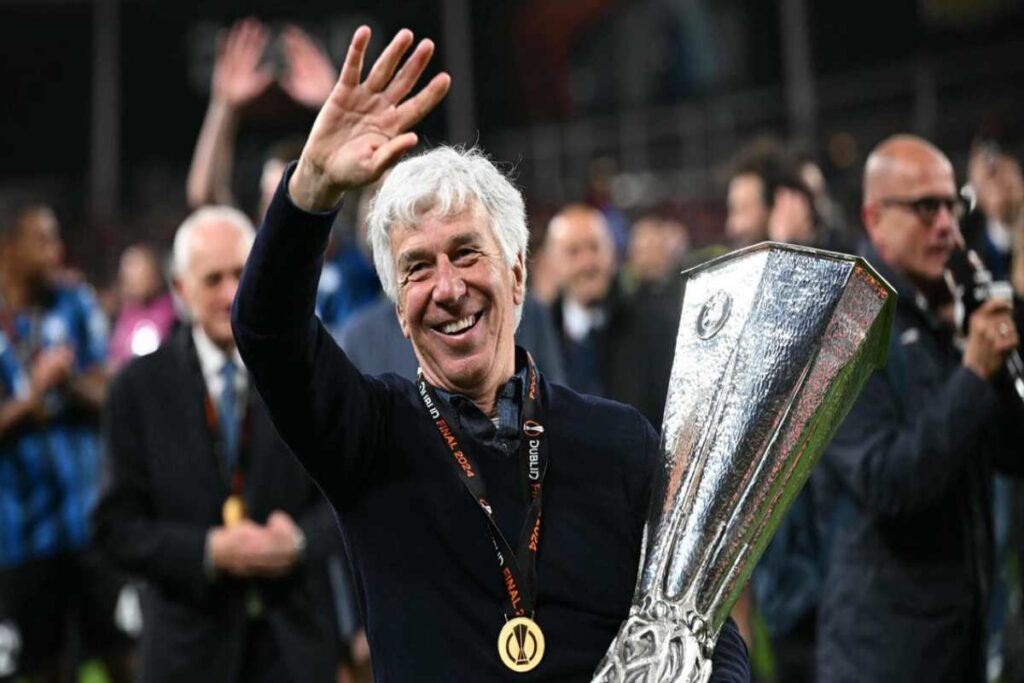 Gasperini con il trofeo dell'Europa League vinto dalla sua Atalanta