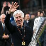 Gasperini con il trofeo dell'Europa League vinto dalla sua Atalanta