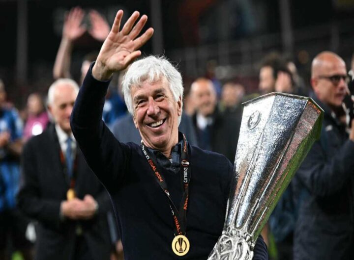 Gasperini con il trofeo dell'Europa League vinto dalla sua Atalanta