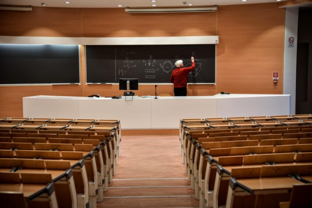 aula universitaria deserta