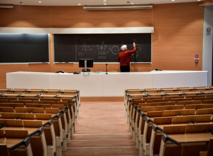 aula universitaria deserta