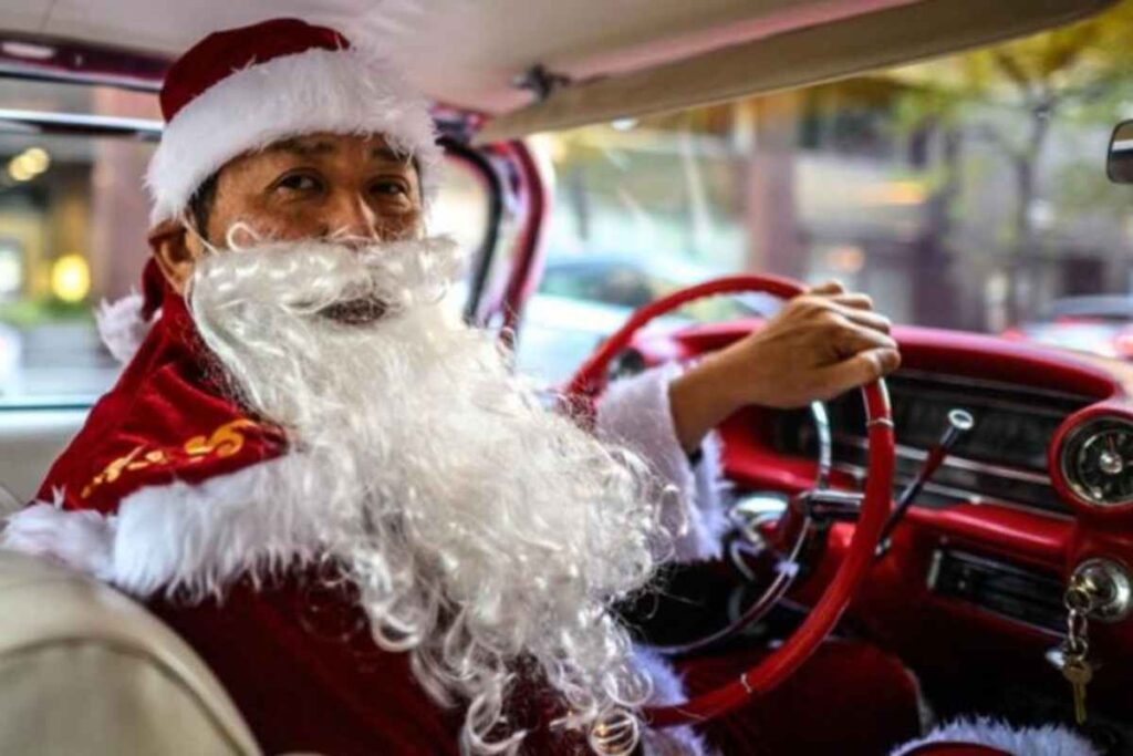 Un uomo vestito da Babbo Natale