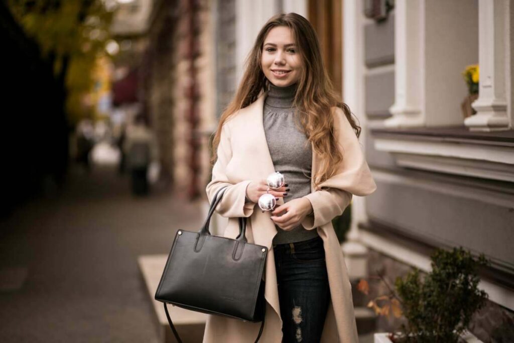 donna con la borsa