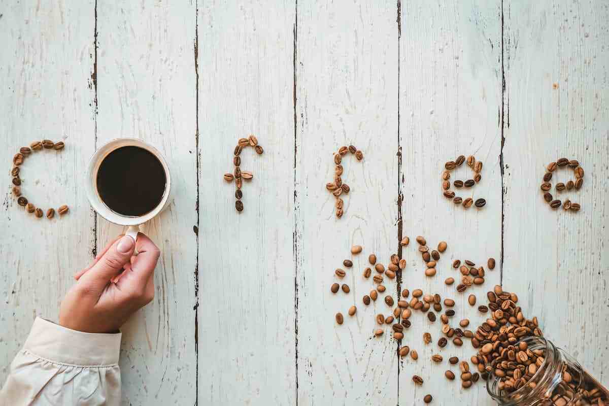 la scritta coffee fatta con i chicchi di caffè