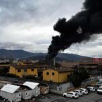 La colonna di fumo dopo l'esplosione avvenuta in una raffineria a Calenzano (Firenze)