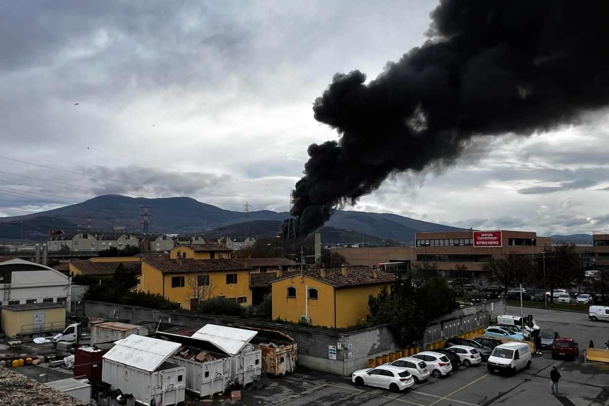 La colonna di fumo dopo l'esplosione avvenuta in una raffineria a Calenzano (Firenze)