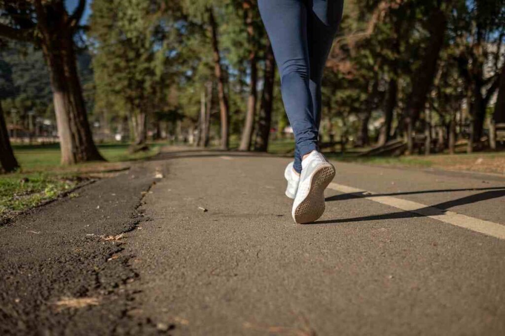 gambe di una donna viste da dietro