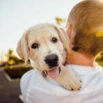 cane in braccio al padrone