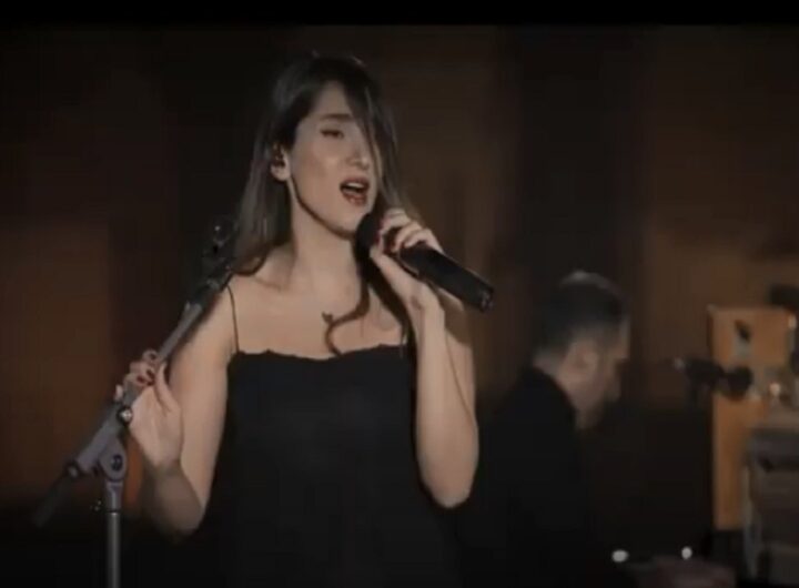 La cantante iraniana Parastoo Ahmadi