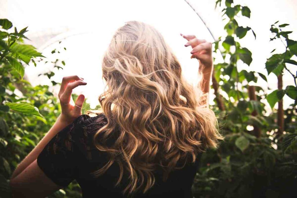 ragazza vista di spalle con i capelli biondi