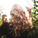 ragazza vista di spalle con i capelli biondi