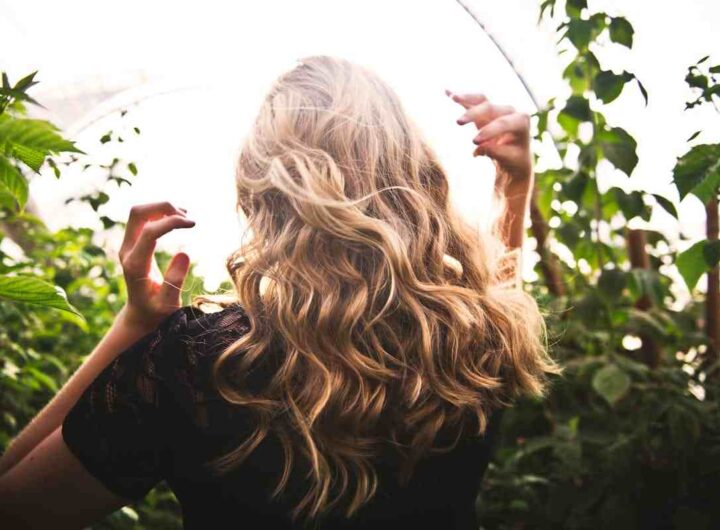 ragazza vista di spalle con i capelli biondi