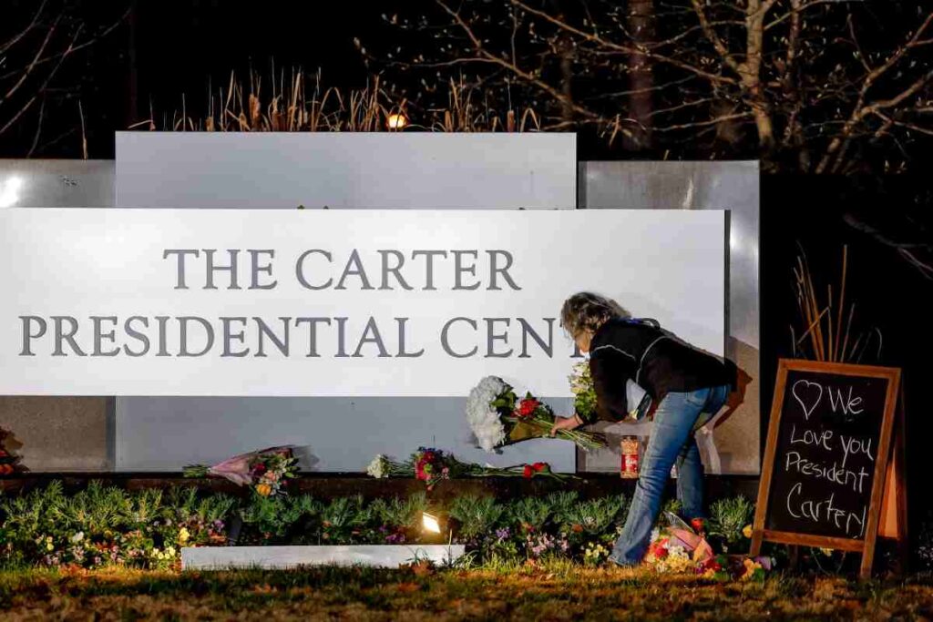 Fiori al John Carter Presidential Center di Atlanta dopo la morte dell'ex presidente Usa