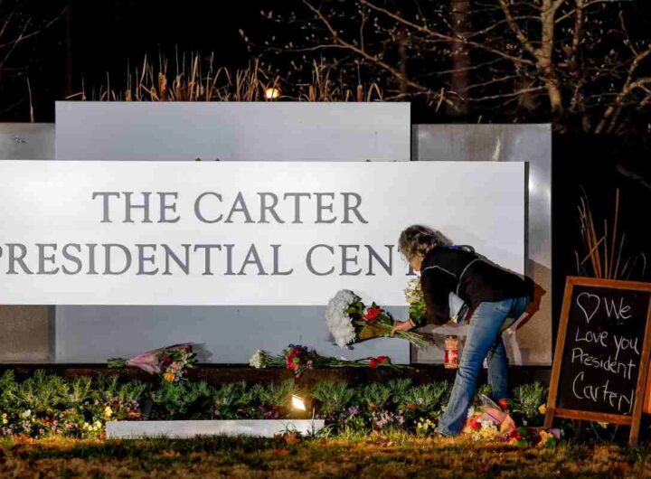 Fiori al John Carter Presidential Center di Atlanta dopo la morte dell'ex presidente Usa