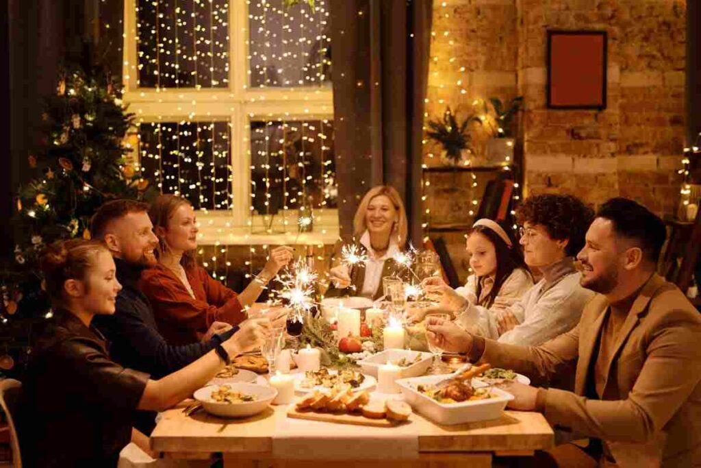 una famiglia alla cena di Natale