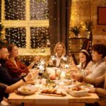 una famiglia alla cena di Natale