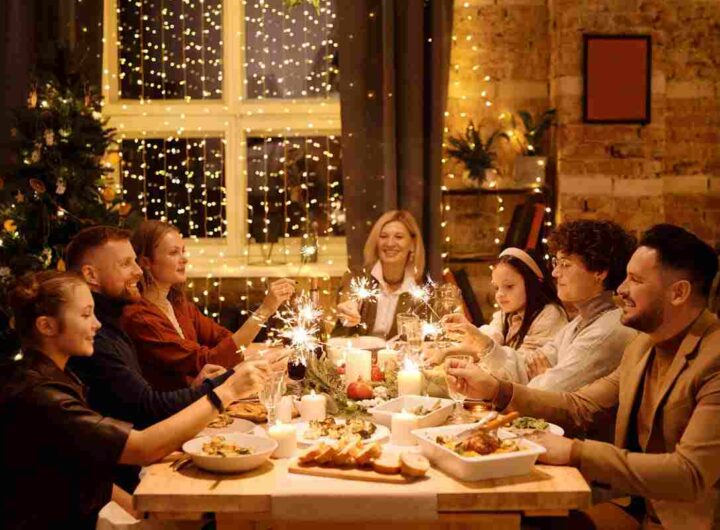 una famiglia alla cena di Natale