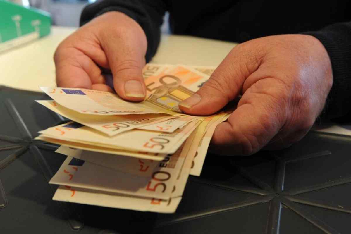 Un dipendente di una banca conta i soldi