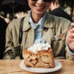 una ragazza mangia una apple pie