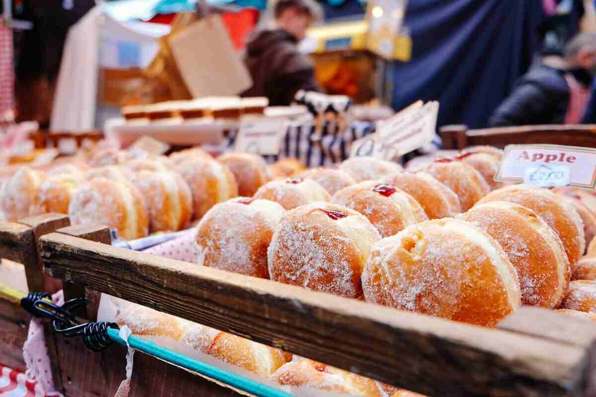 dei cibi ultra processati in vendita a una bancarella