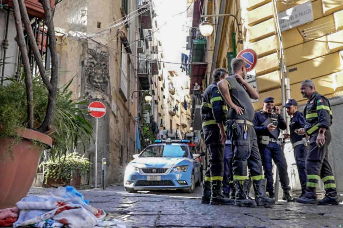 vigili sul luogo dove una ragazza è stata colpita da una statuetta a napoli