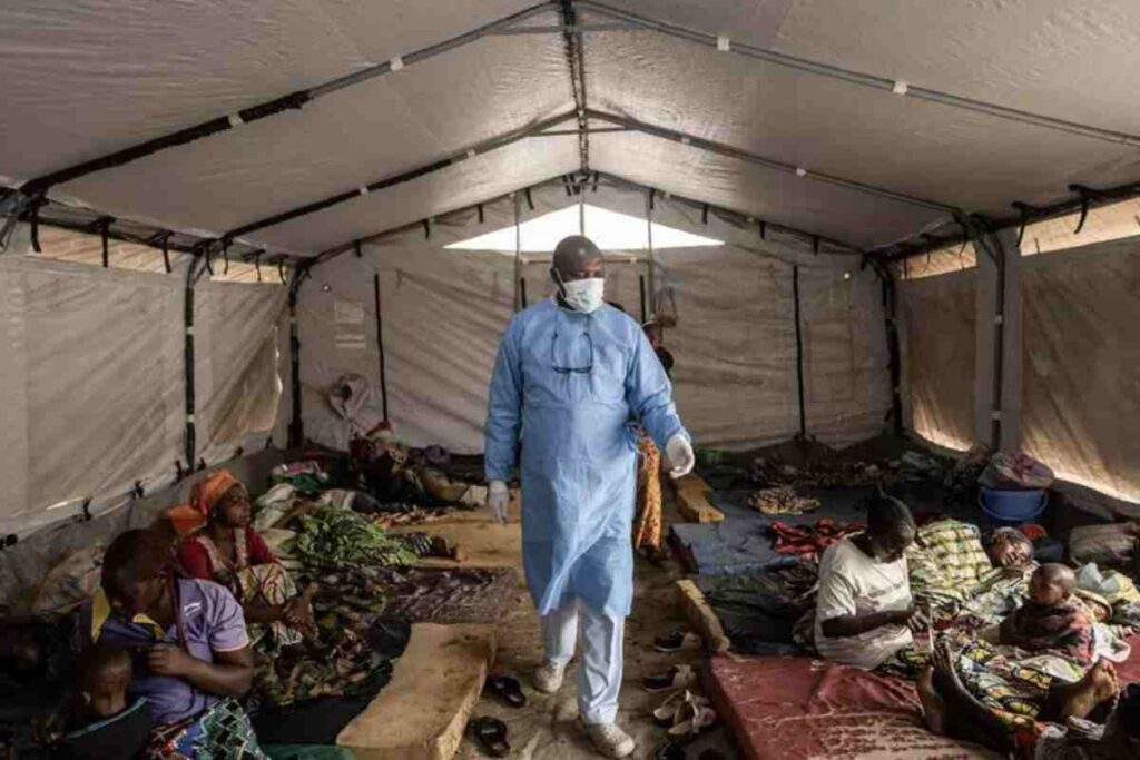 Un medico lavora in Congo