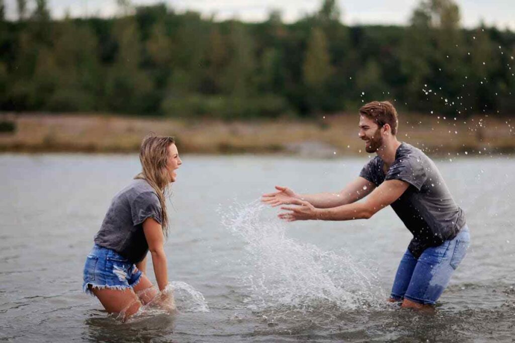 coppia felice gioca con l'acqua