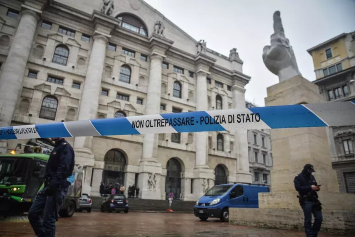 Murale con Liliana Segre e Dito di Cattelan, la Milano profana che imbratta e cancella