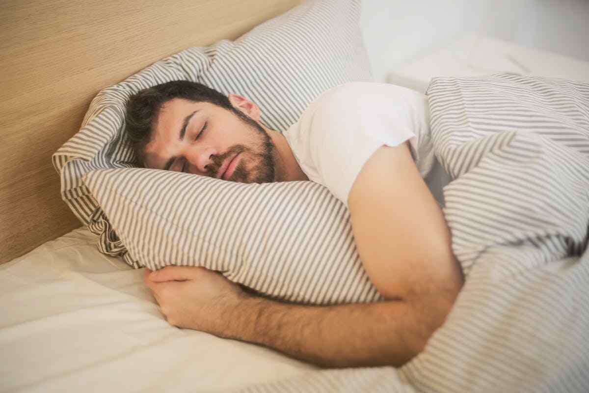 un uomo dorme in un letto