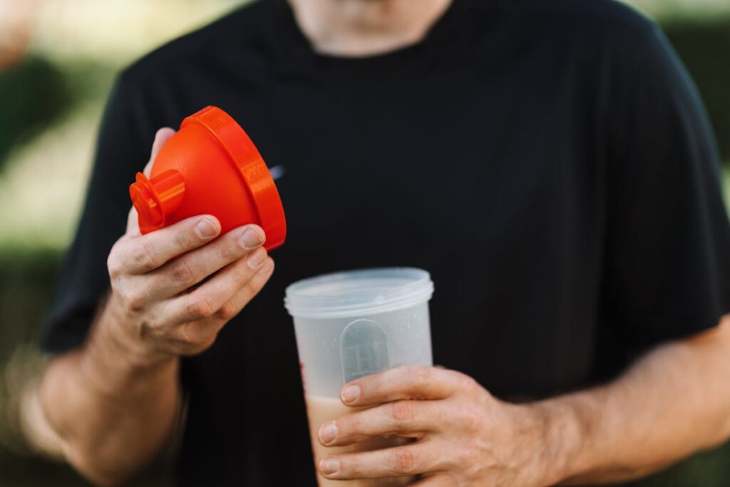 un uomo con un frullato proteico in mano