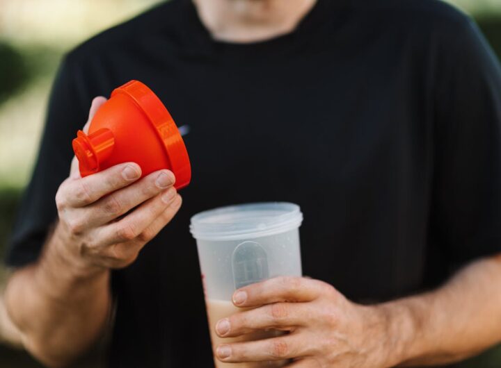 un uomo con un frullato proteico in mano