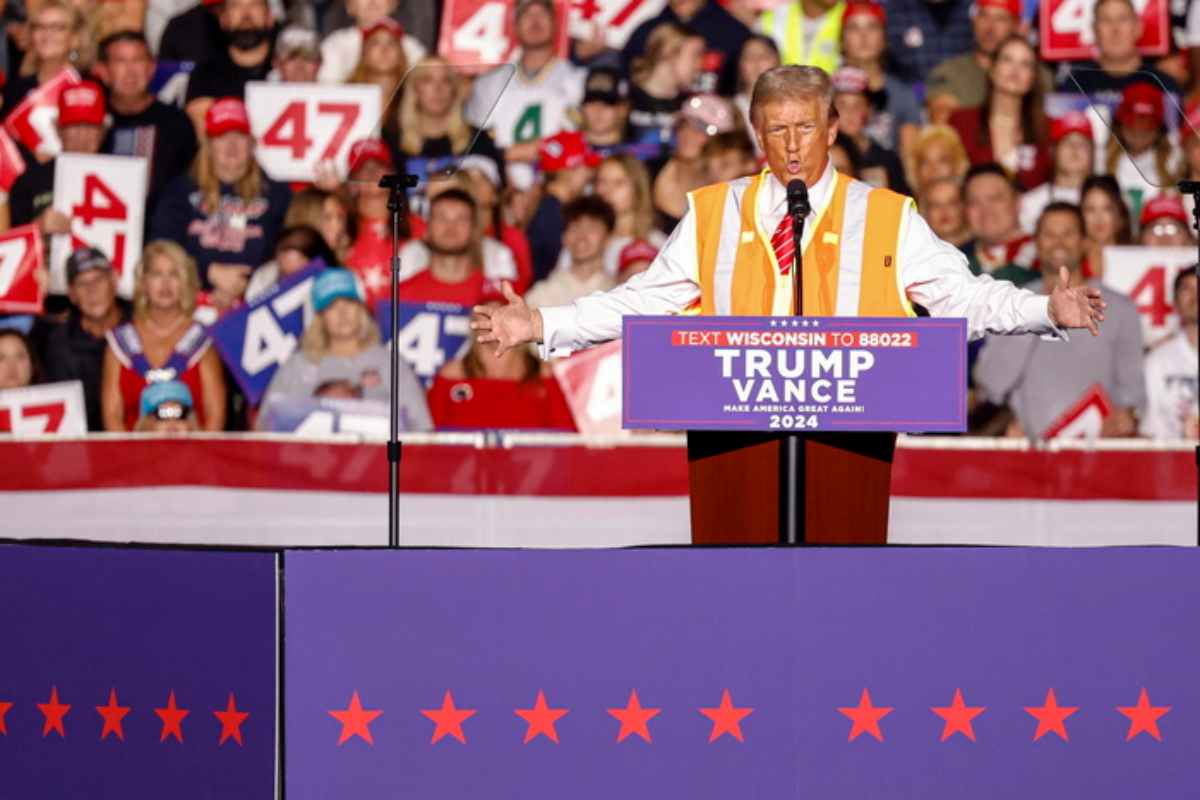 Donald Trump sul palco durante un comizio