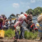 persone camminano in congo