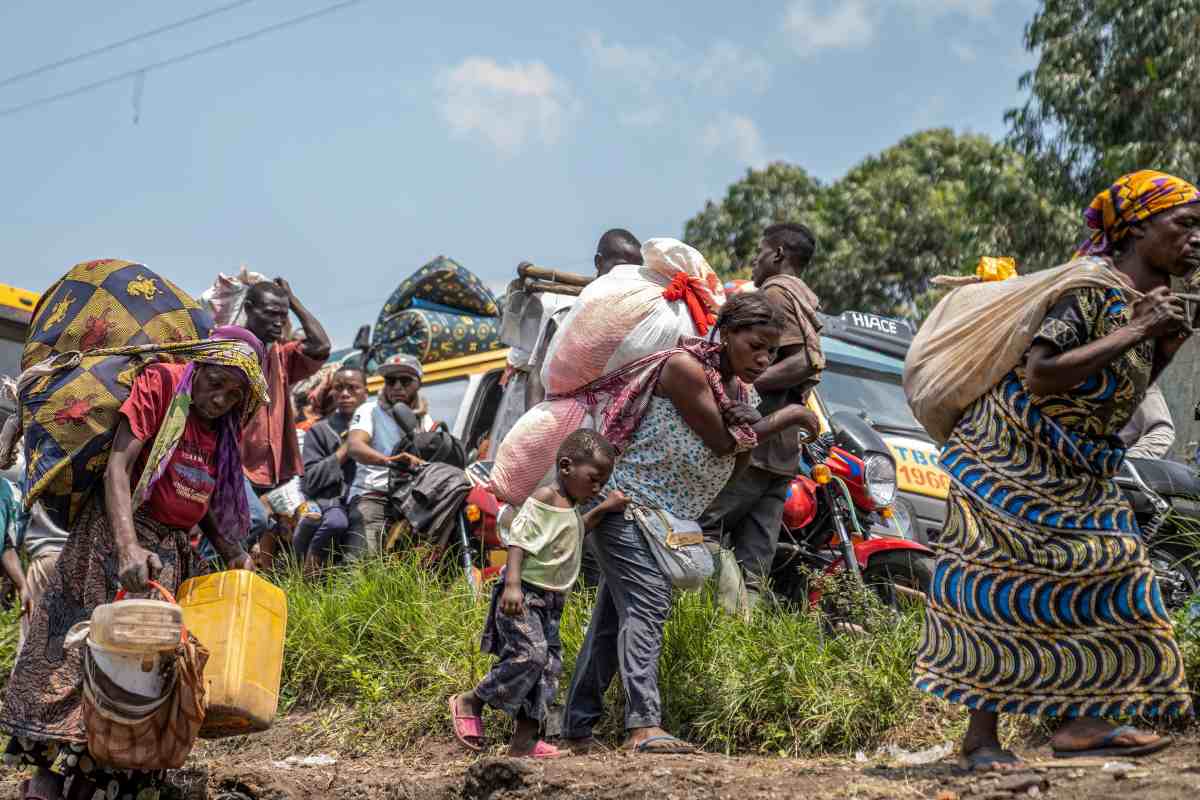 persone camminano in congo