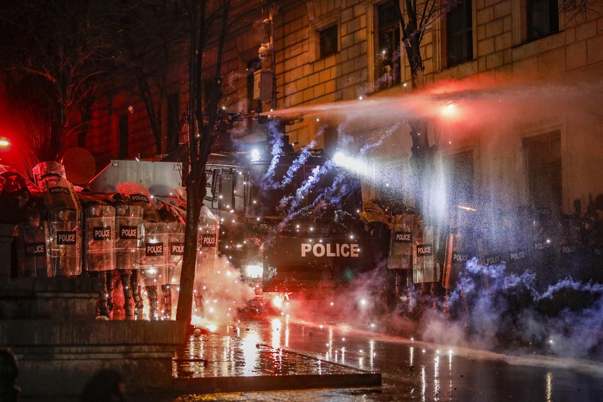 La foto del giorno, la manifestazioni pro-Ue davanti al palazzo del Parlamento a Tbilisi