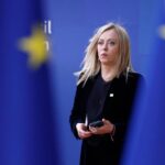 giorgia meloni tra bandiere europee