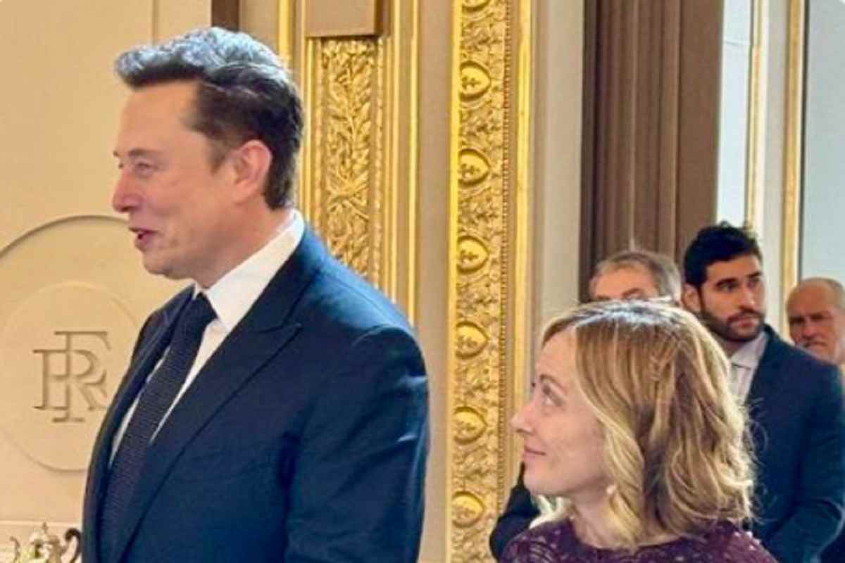 Il finto bacio tra Musk e Meloni