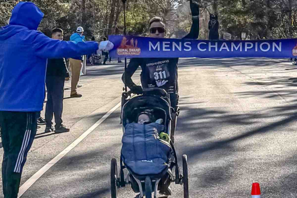 papà batte il record di corsa col passeggino