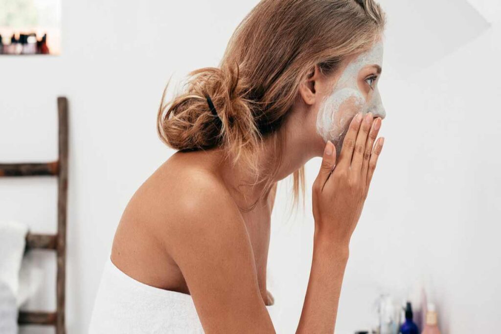 Una donna con una maschera viso