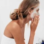 Una donna con una maschera viso